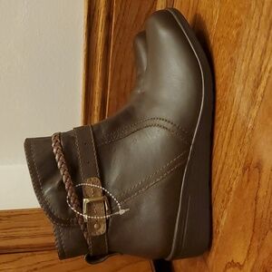 NWOT Earth Origins Jane Zula Women's  Ankle Boot. Brown. Size 7M